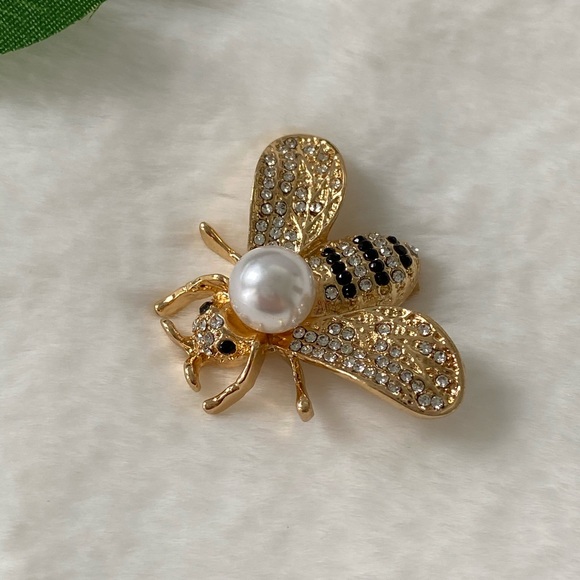 Jewelry - New Beautiful Bee Brooch